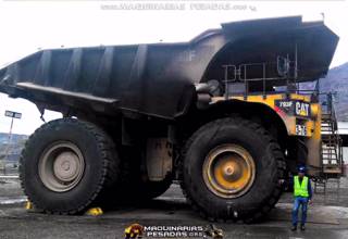 Camion Minero 793F Caterpillar con la Tolva Negra