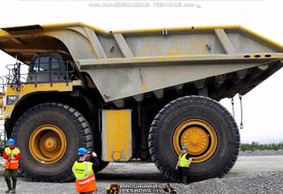 Camion Minero 795F Ac Caterpillar con los Instructores