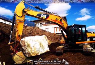 Operando la Excavadora Hidráulica Caterpillar Roca