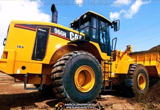 Cargador Frontal de Ruedas Caterpillar 966H en Campo Abierto