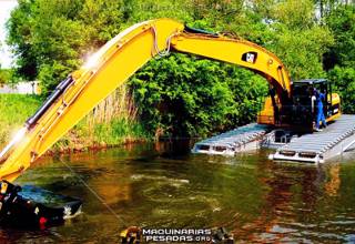 Operando la Excavadora Hidráulica Anfibia Caterpillar en el Agua