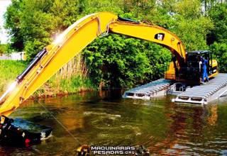 Operando la Excavadora Hidráulica Anfibia Caterpillar en el Agua