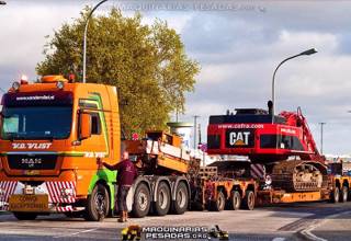 Camabaja Man Transportando una Excavadora Hidráulica Caterpillar
