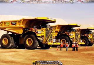 Los Camiones 797F Caterpillar  en Fila con los Instructores