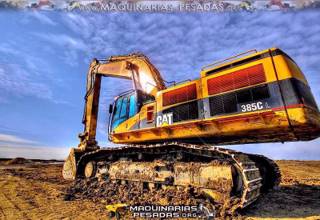 La Excavadora Hidráulica 385CL Caterpillar Trabajando en el Campo