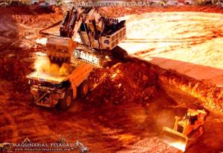 Excavadora Minera Cargando al Camión Minero