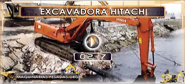 Excavadora Hitachi Sacando un Hélice del Agua