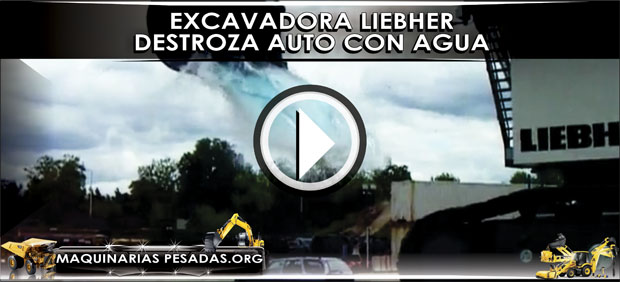 Excavadora Liebher destroza auto con Agua