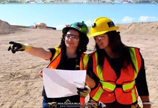 Chica Ingeniera en la Mina a Cielo Abierto