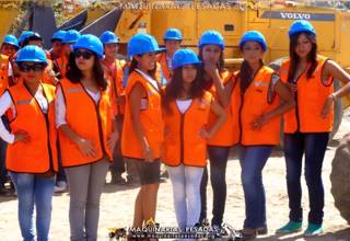 
Mujeres Bellas con la Maquinaria Pesada