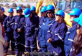 Mujeres Madres de Familia con Máquinas Pesadas